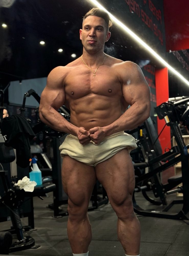 Roberto Martínez en gym, pose frontal